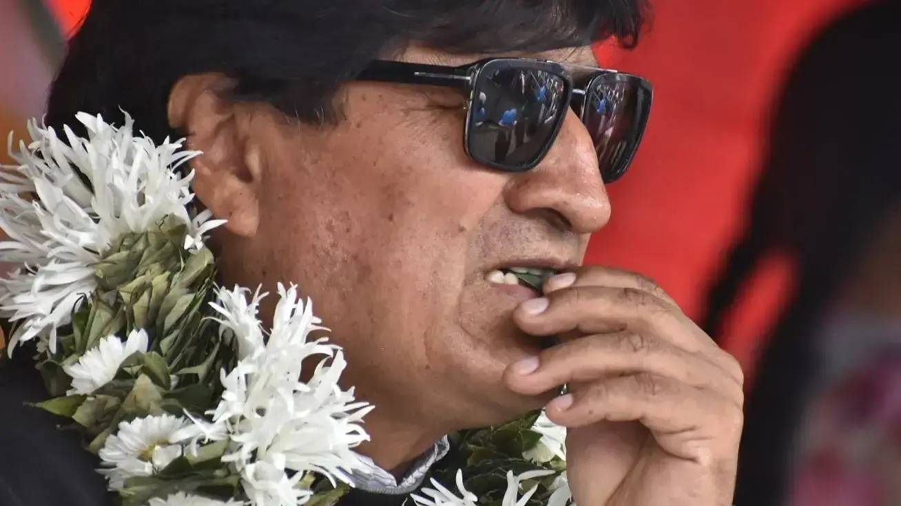 Evo Morales degustando una hoja de coca.