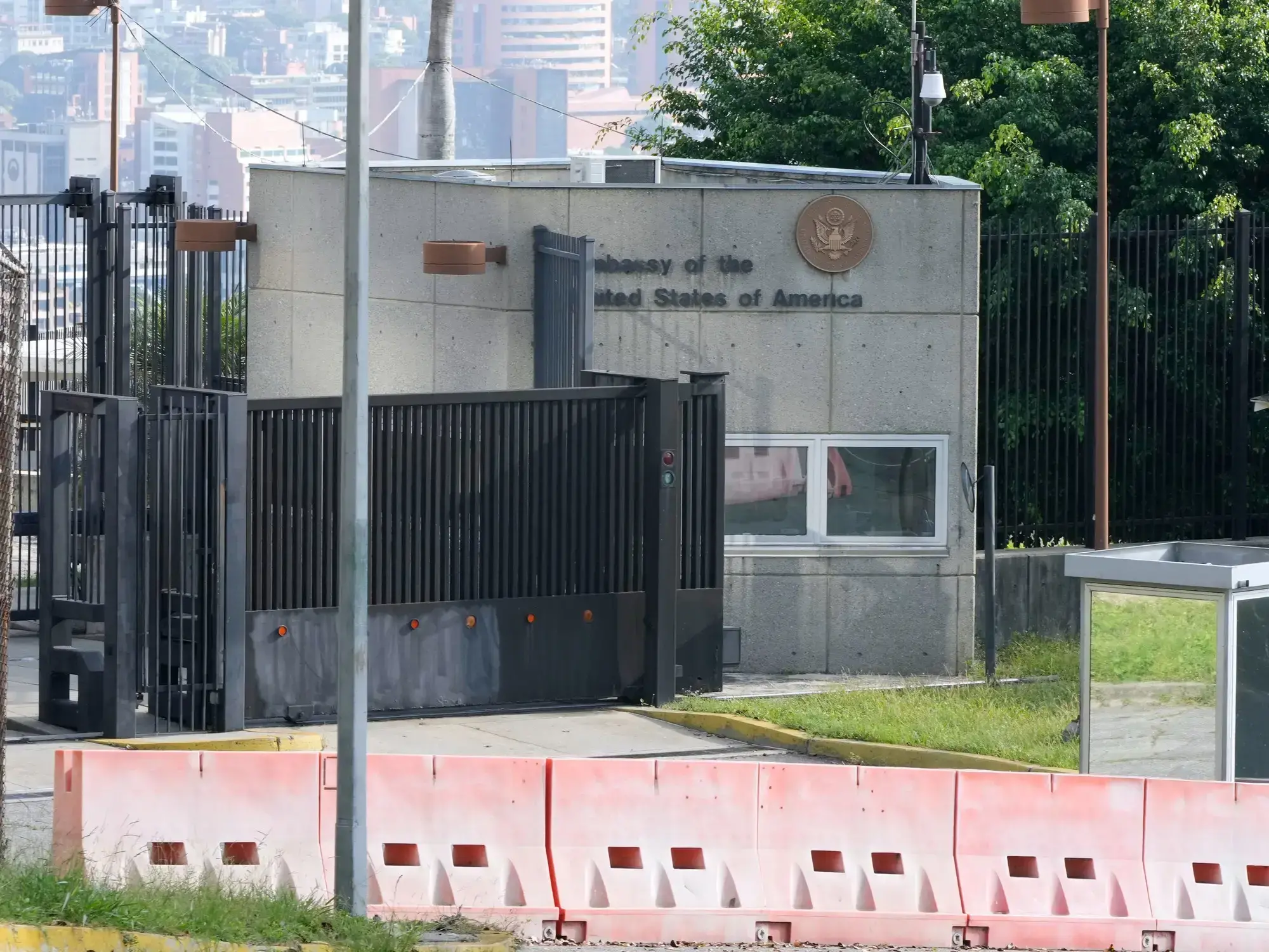 La entrada de la embajada de Estados Unidos en Caracas, actualmente cerrada.