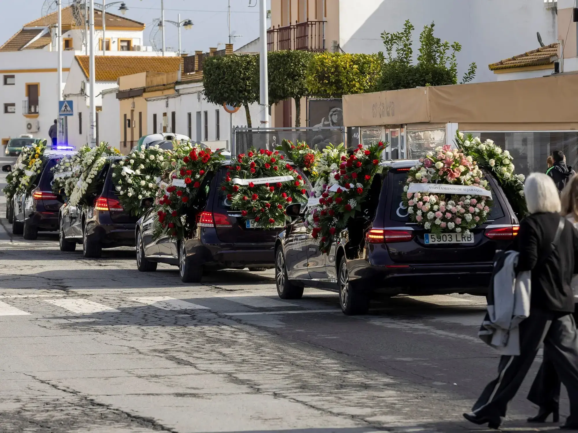 Los féretros de los cuatro miembros de una familia fallecidos en el accidente ferroviario en Adamuz, Andalucía.