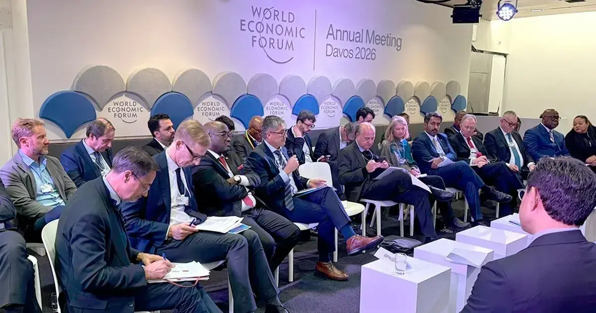 José Gabriel Espinoza en una de sus presentaciones en el Foro de Davos