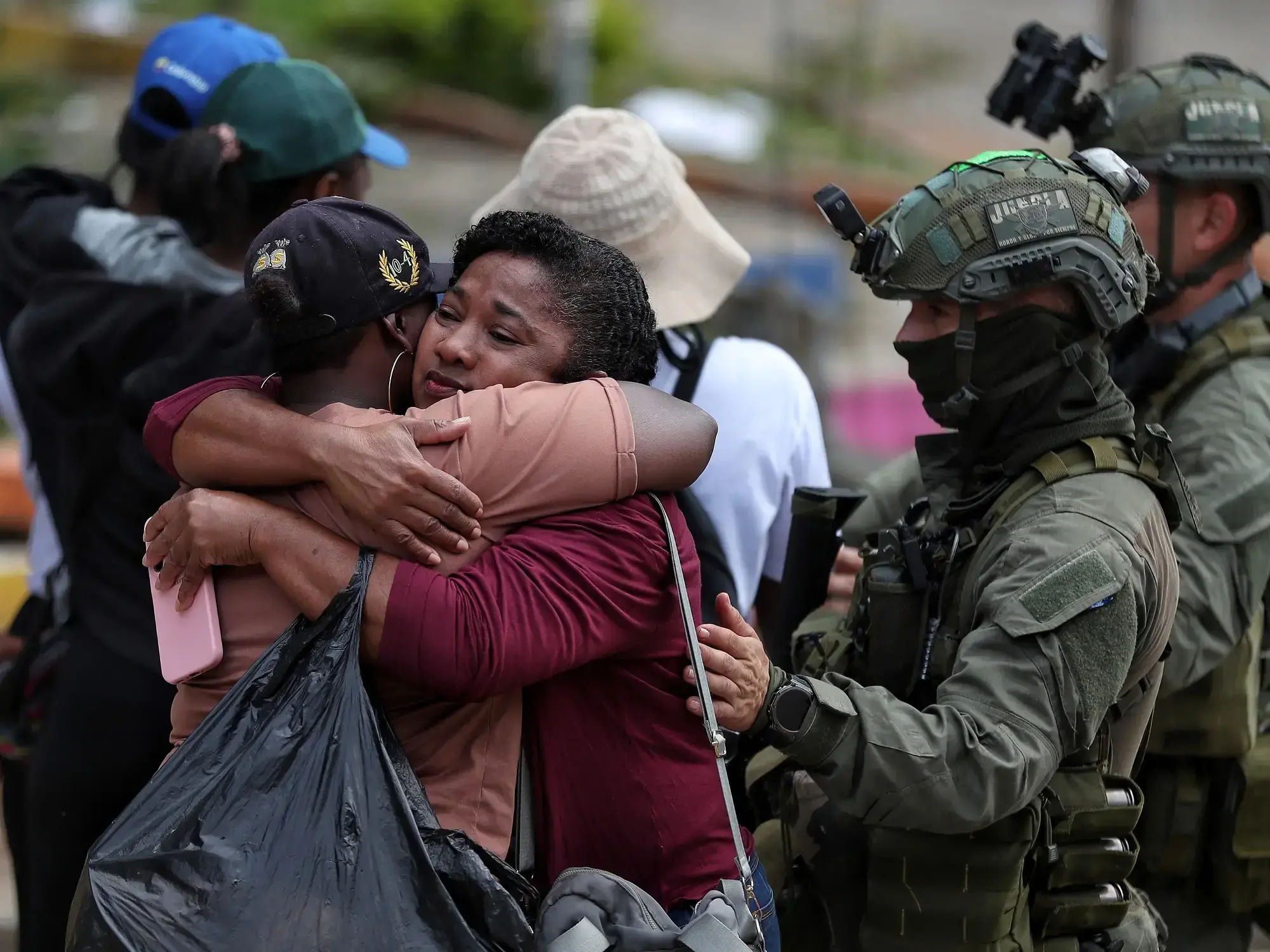 Dos mujeres se abrazan tras un ataque de las disidencias de las FARC en Colombia.