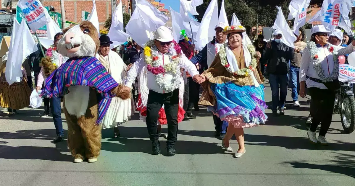 Candidatos de Libre durante su recorrido de campaña en El Alto.