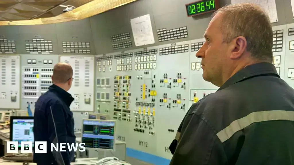 Técnicos monitorean la sala de control de la planta nuclear de Khmelnytsky.