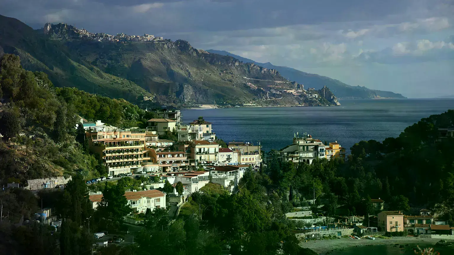 Vista de casas en la costa de Taormina, Sicilia, Italia.