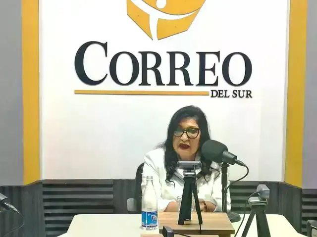 María Teresa Dalenz, candidata de Patria Unidos, en la cabina de Correo del Sur Radio.