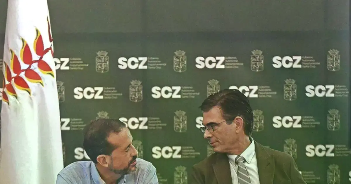 El gobernador de Santa Cruz y el presidente Rodrigo Paz ayer en el encuentro que tuvo lugar en Santa Cruz