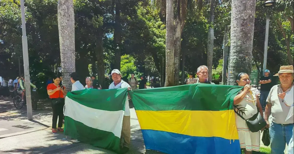 Indígenas chiquitanos muestran su malestar en la plaza 24 de Septiembre