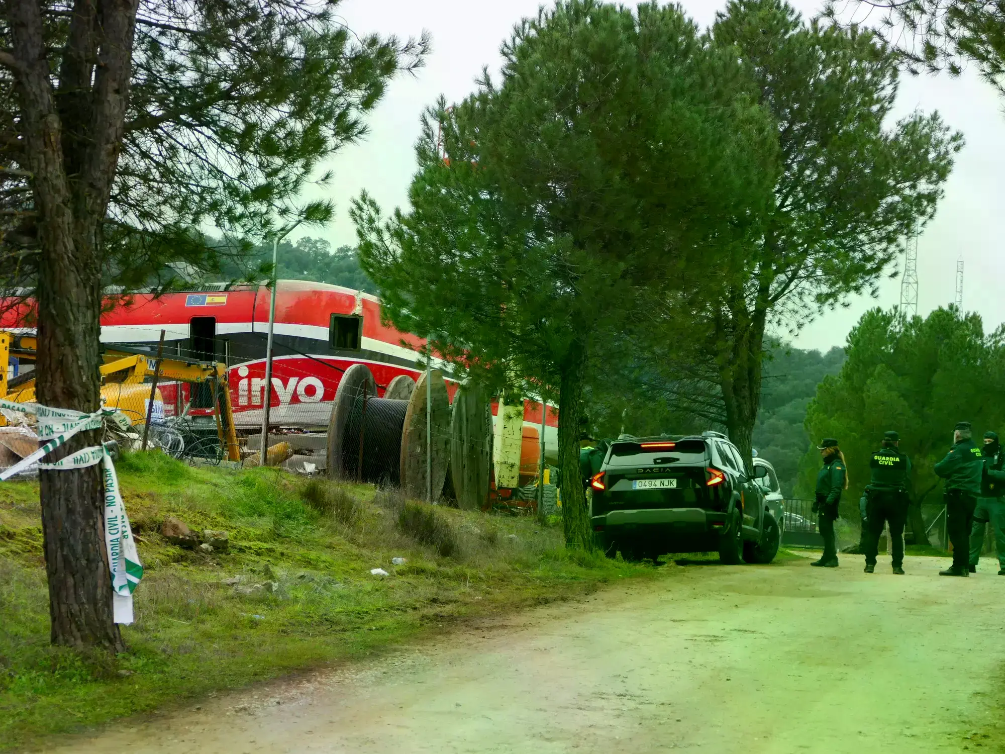 Una grúa trabaja en el vagón 8 del tren Iryo tras el accidente.