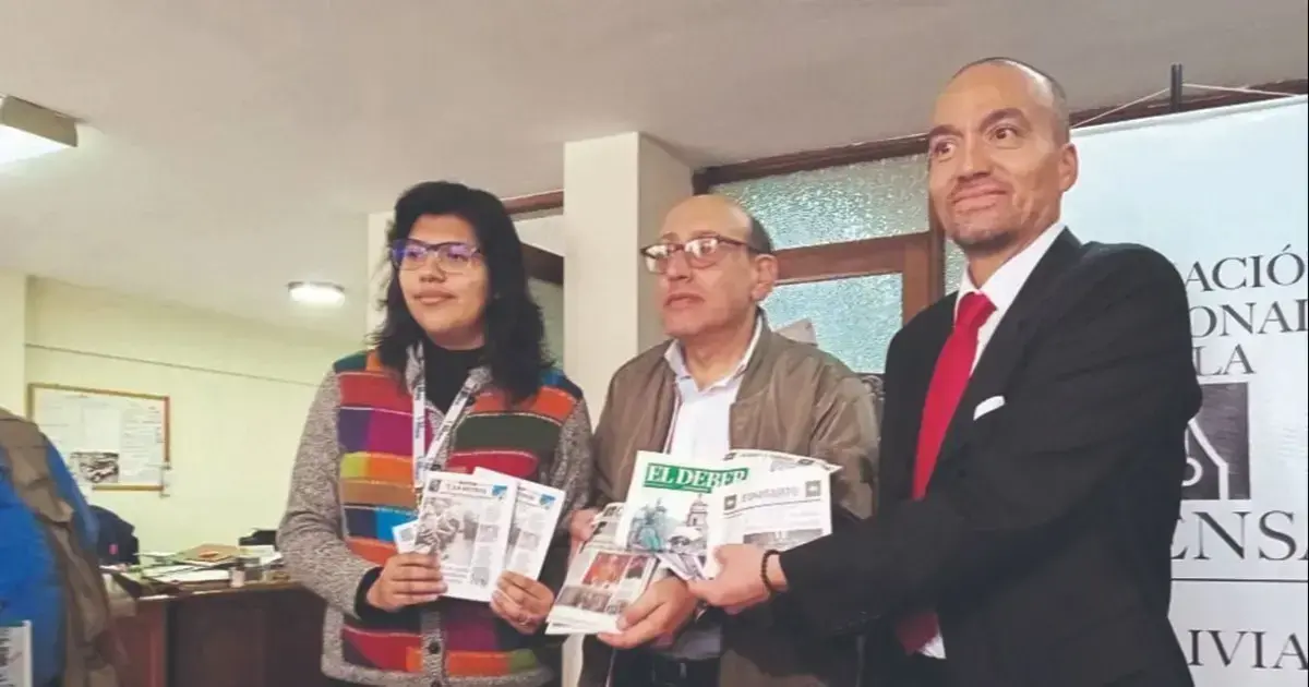 La directiva de la Asociación Nacional de la Prensa de Bolivia muestra las ediciones en miniatura de los impresos de esta ges