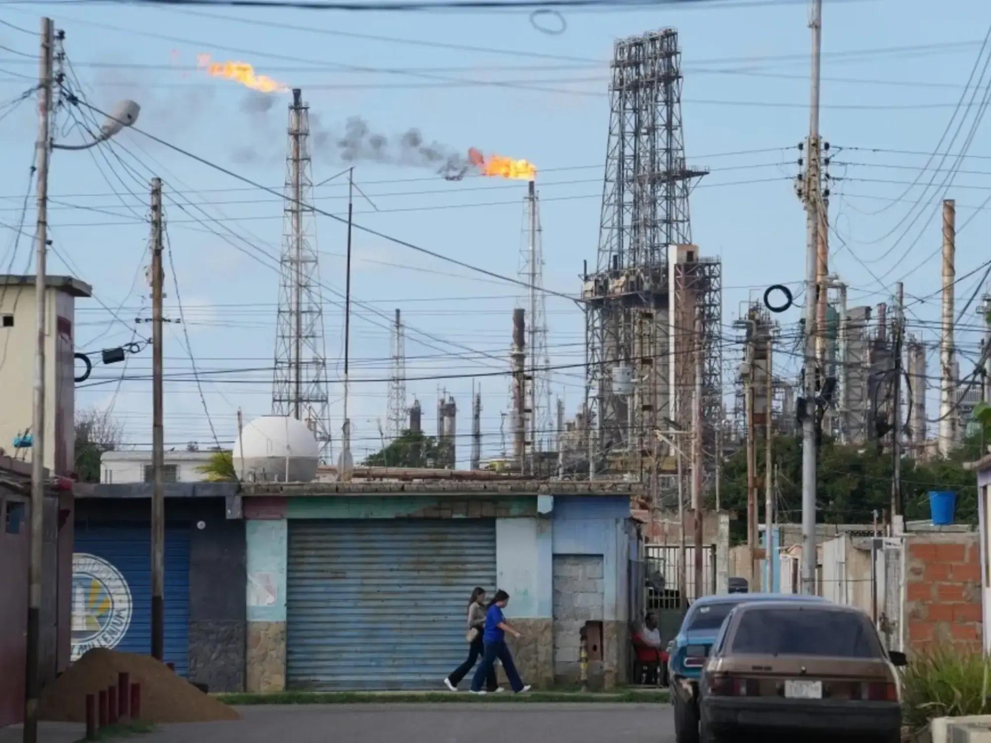 Llamas se elevan desde las chimeneas de la refinería de Amuay en Los Taques, Venezuela.