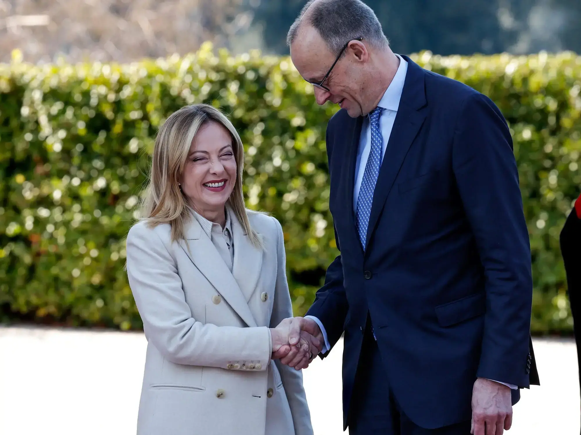 La primera ministra italiana Giorgia Meloni saluda al canciller alemán Friedrich Merz en Villa Doria Pamphilj, Roma.