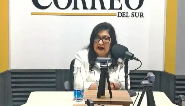 María Teresa Dalenz, candidata de Patria, en la cabina de Correo del Sur Radio.
