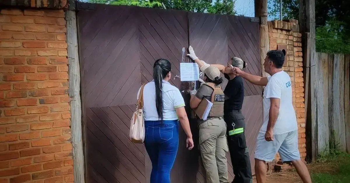 Agentes policiales llegaron hasta el lugar del crimen.