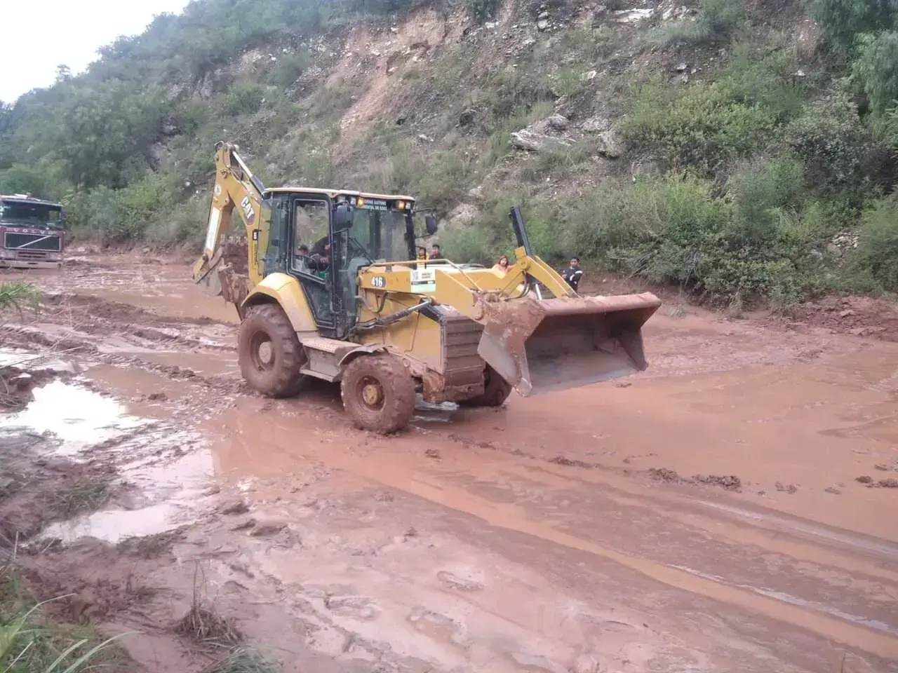 Maquinaria pesada trabaja retirando el lodo de la ruta hacia el occidente del país.