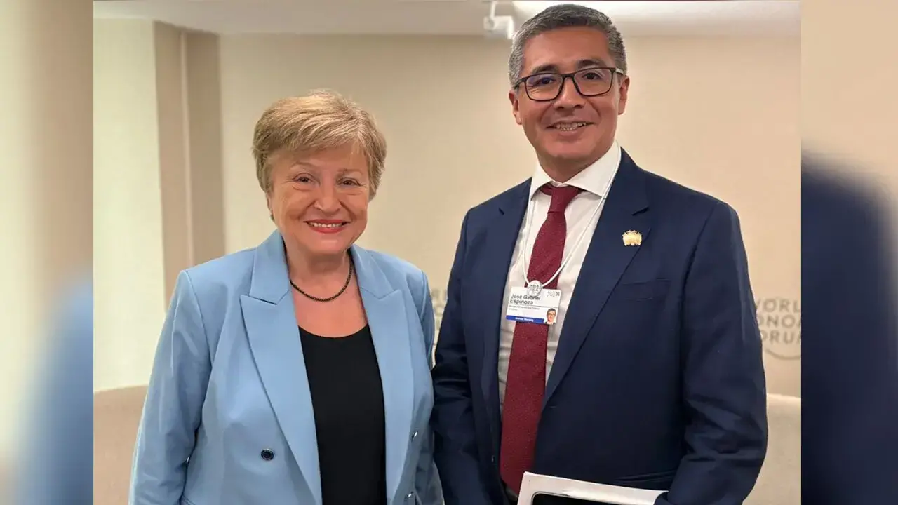 A la izquierda la directora de FMI, Kristalina Georgieva, a la derecha el ministro de Economía y Finanzas Públicas, José Gabr