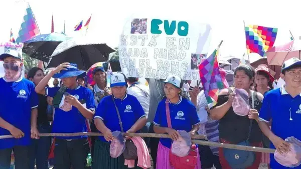 Afines a Evo Morales portan máscaras con su rostro.