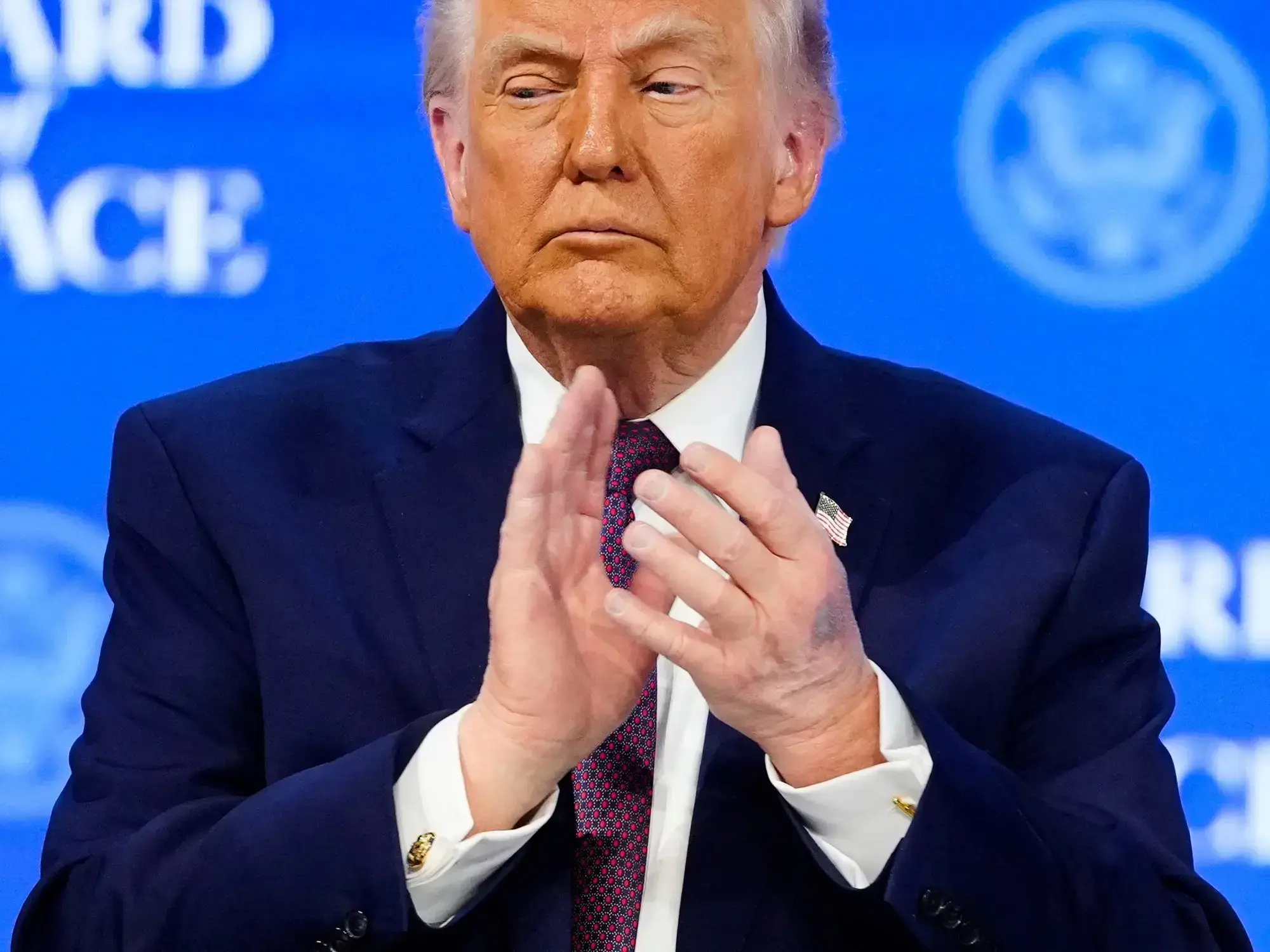 Donald Trump muestra su moretón maquillado en el avión de regreso a Estados Unidos.