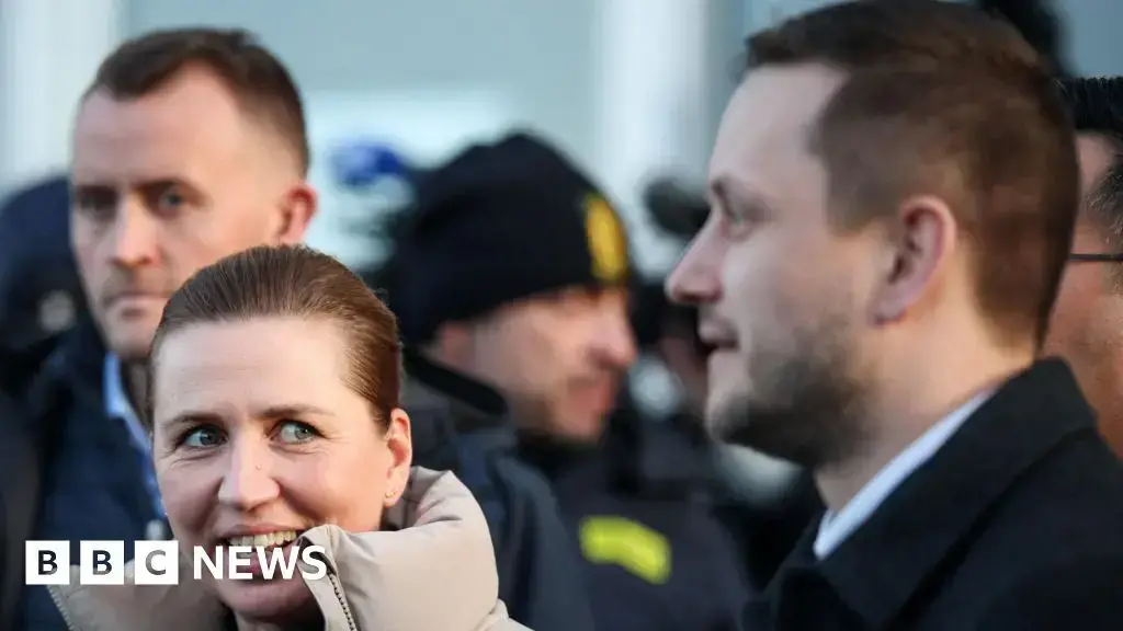 La primera ministra danesa, Mette Frederiksen, es recibida en el aeropuerto de Nuuk.
