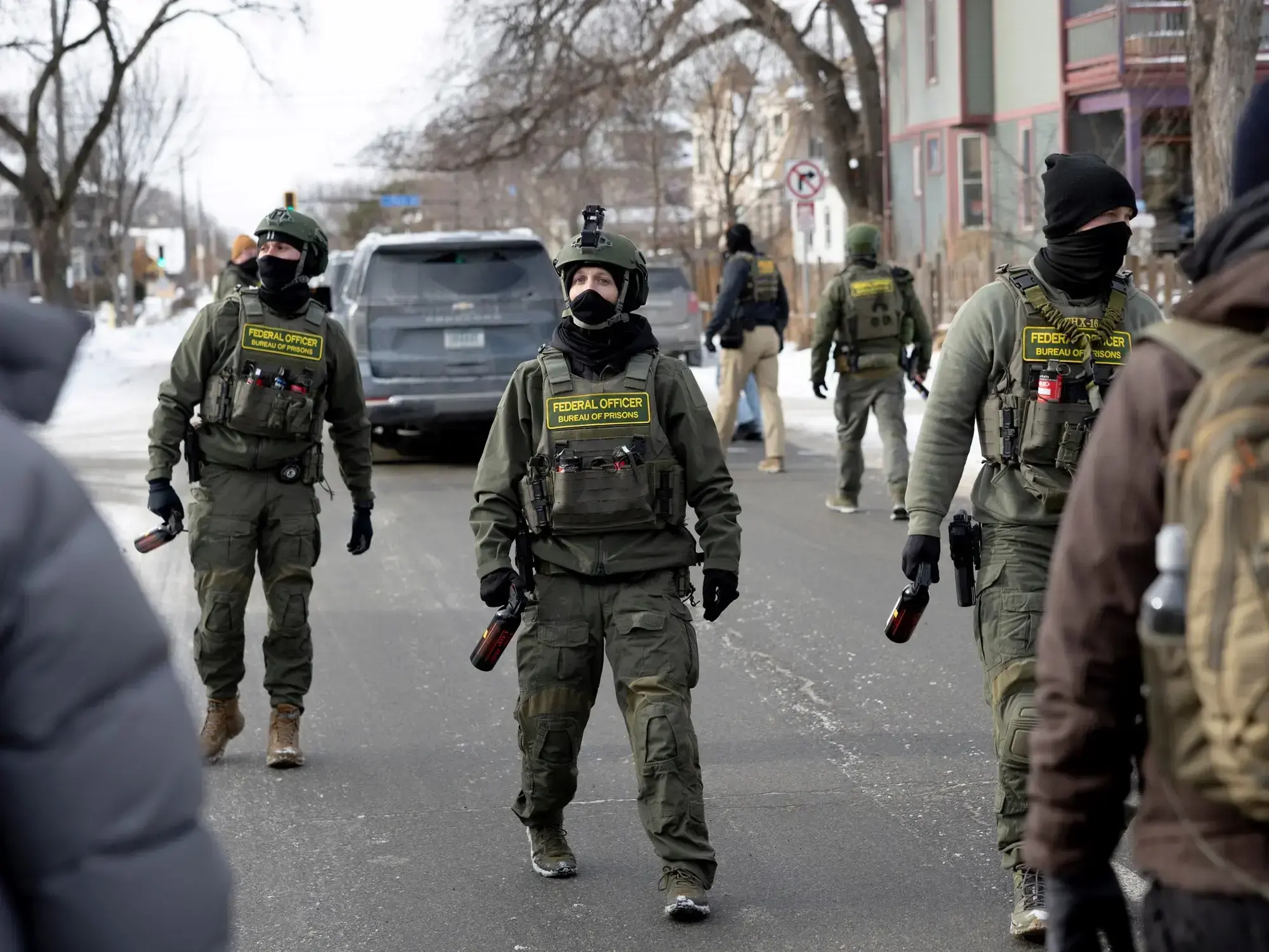 Agentes federales de Inmigración chocan con manifestantes tras el arresto.