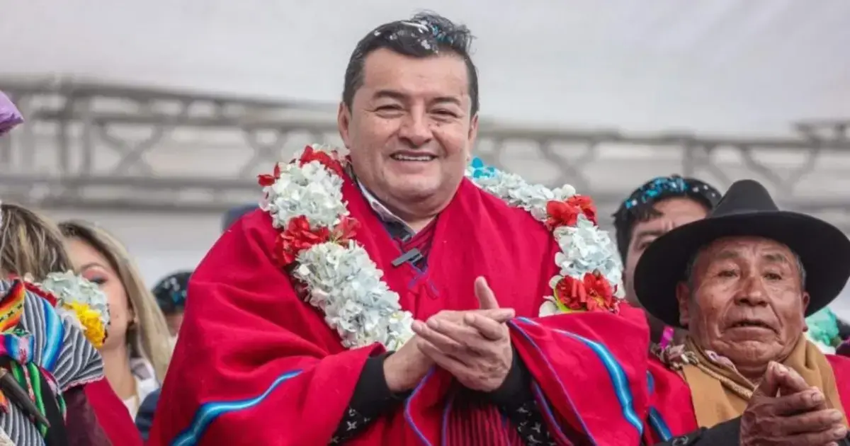Jhonny Fernández vistió poncho rojo en El Alto en la campaña de 2025
