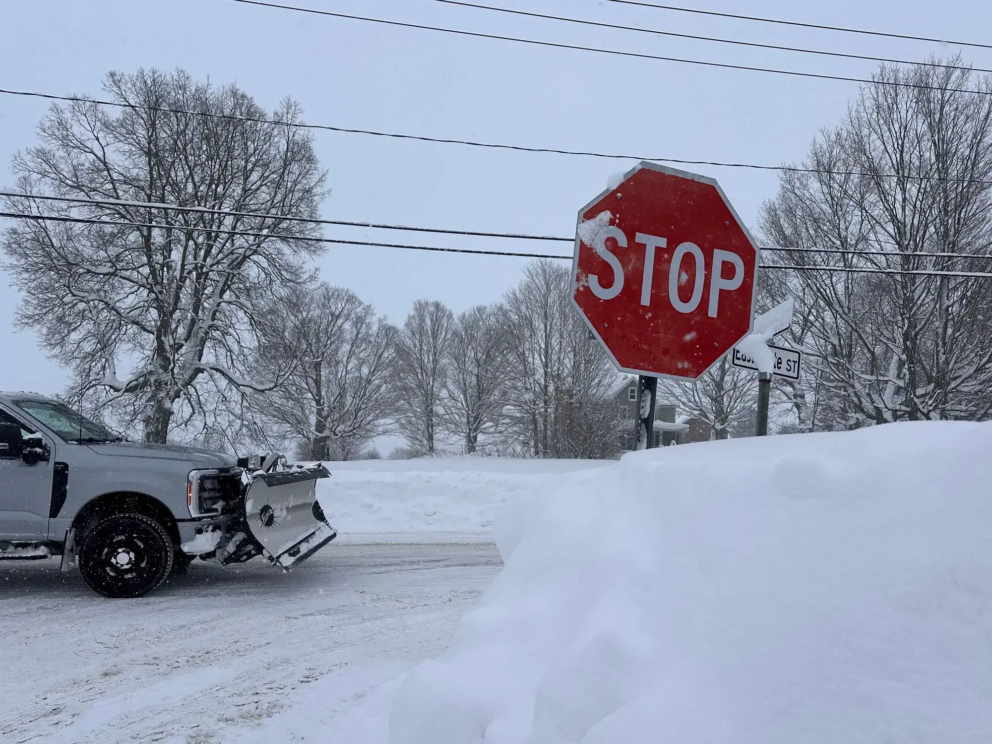 Un auto intenta avanzar entre la nieve en Lowville, Nueva York