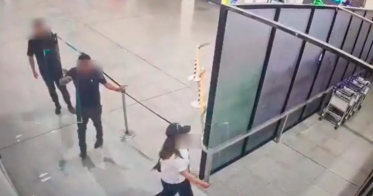 Cámara de vigilancia del aeropuerto de Viru Viru captó el momento del recojo de maletas.