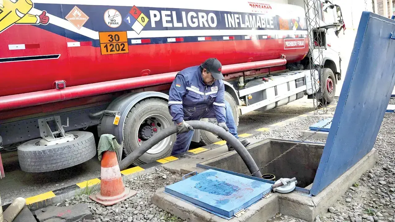 YPFB abastece con diésel a los surtidores del país.