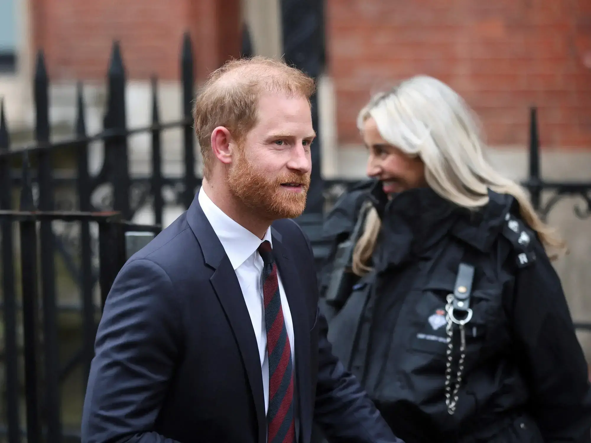 El príncipe Harry llega al Tribunal Superior de Londres por un juicio contra Associated Newspapers.