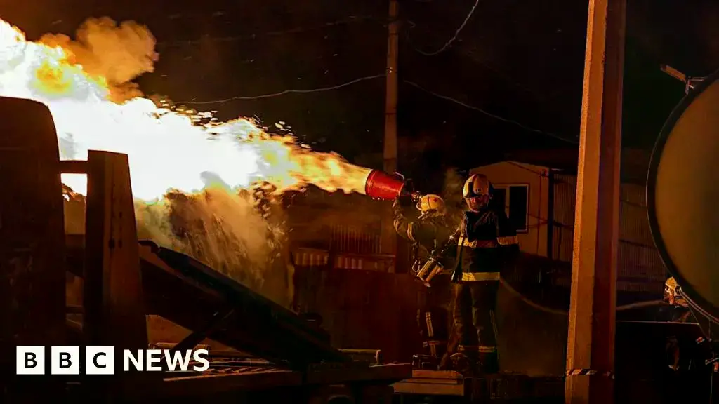 Un edificio residencial dañado por un ataque aéreo en Ucrania.