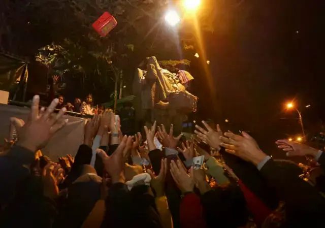 En la noche previa a la festividad de la Alasita, arrojan dinero en miniatura como reverencia al Ekeko.