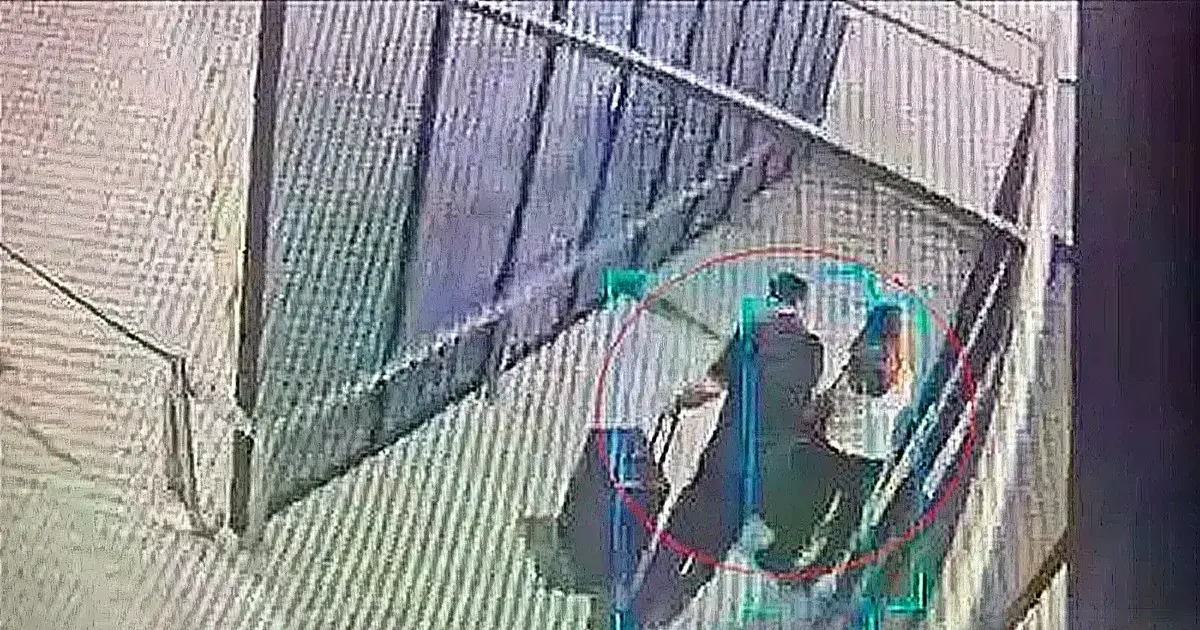 Imágenes de seguridad del aeropuerto Viru Viru muestran la llegada de al menos 32 maletas.