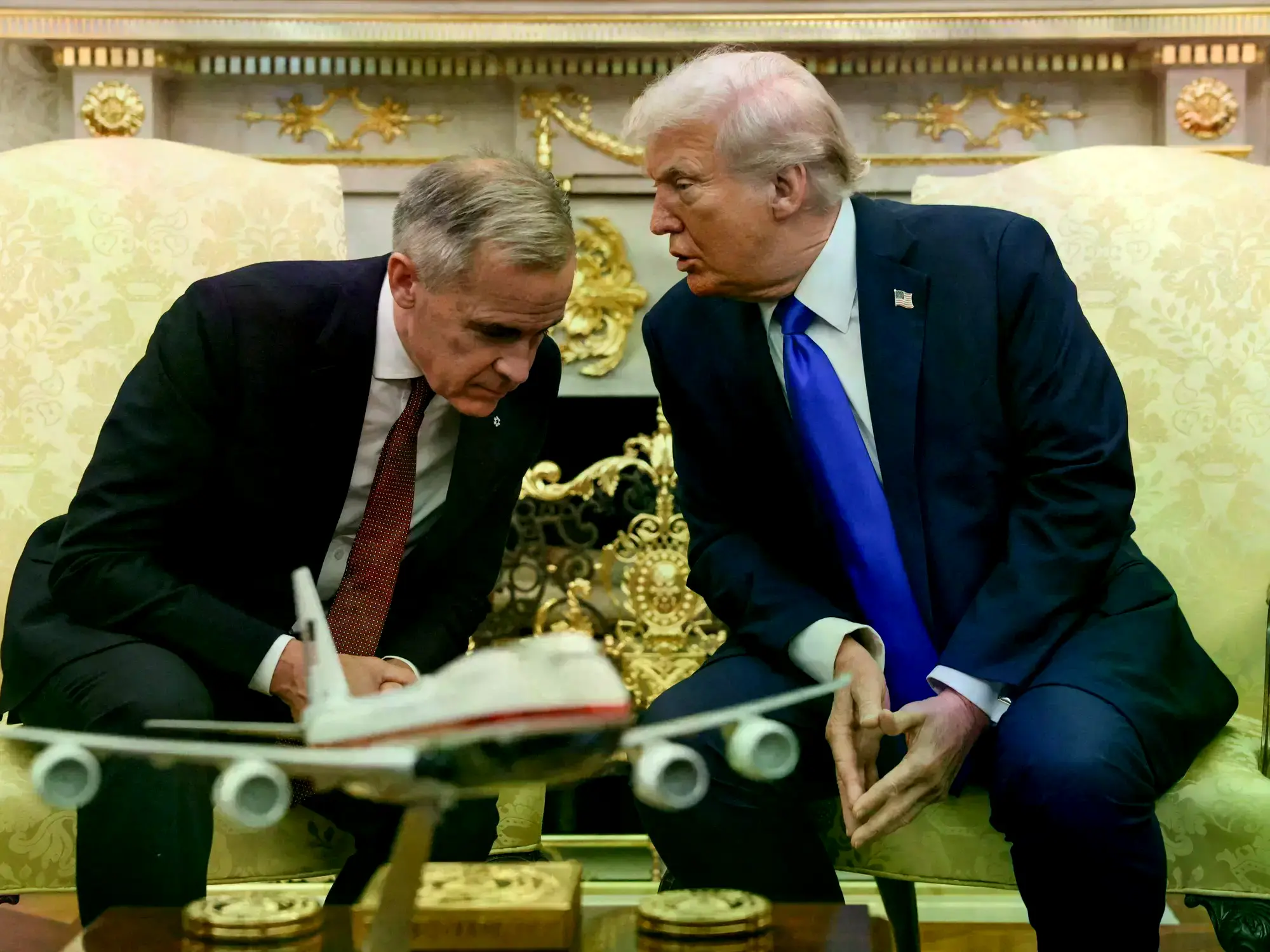 Trump le habla al oído a Carney durante una reunión bilateral en la Casa Blanca.