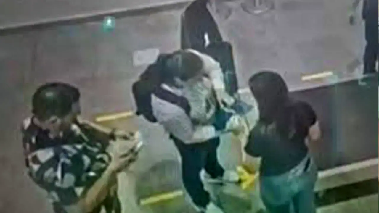 Imágenes de cámara de seguridad que muestran el ingreso sin control de maletas de un vuelo chárter.