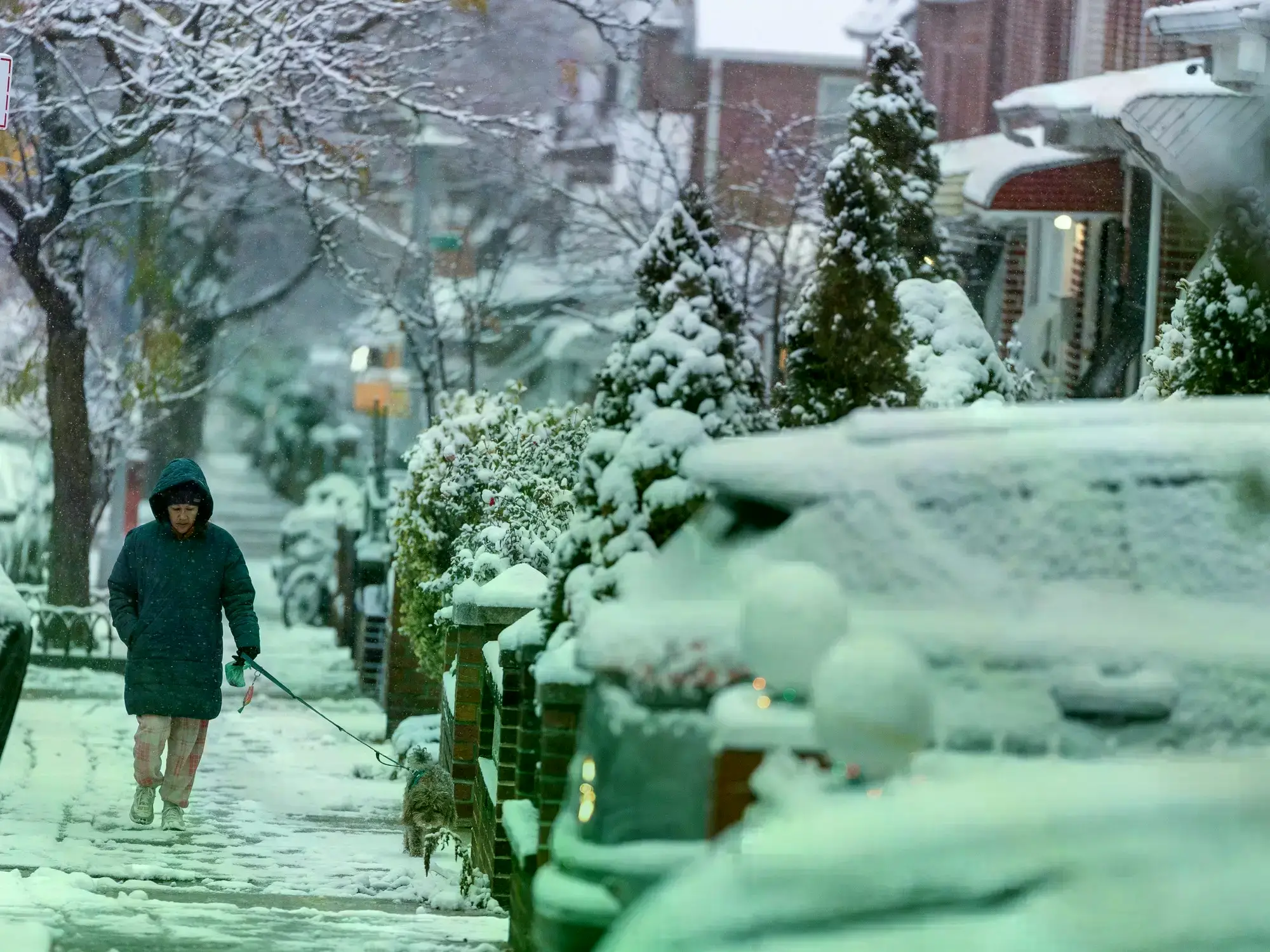 Una persona camina por una calle cubierta de nieve en Queens, New York.
