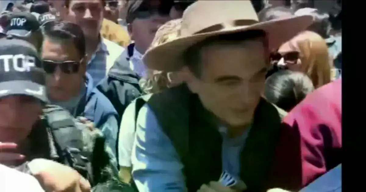 Presidente Rodrigo Paz celebra la Alasita en la Plaza Murillo intercambiando billetitos