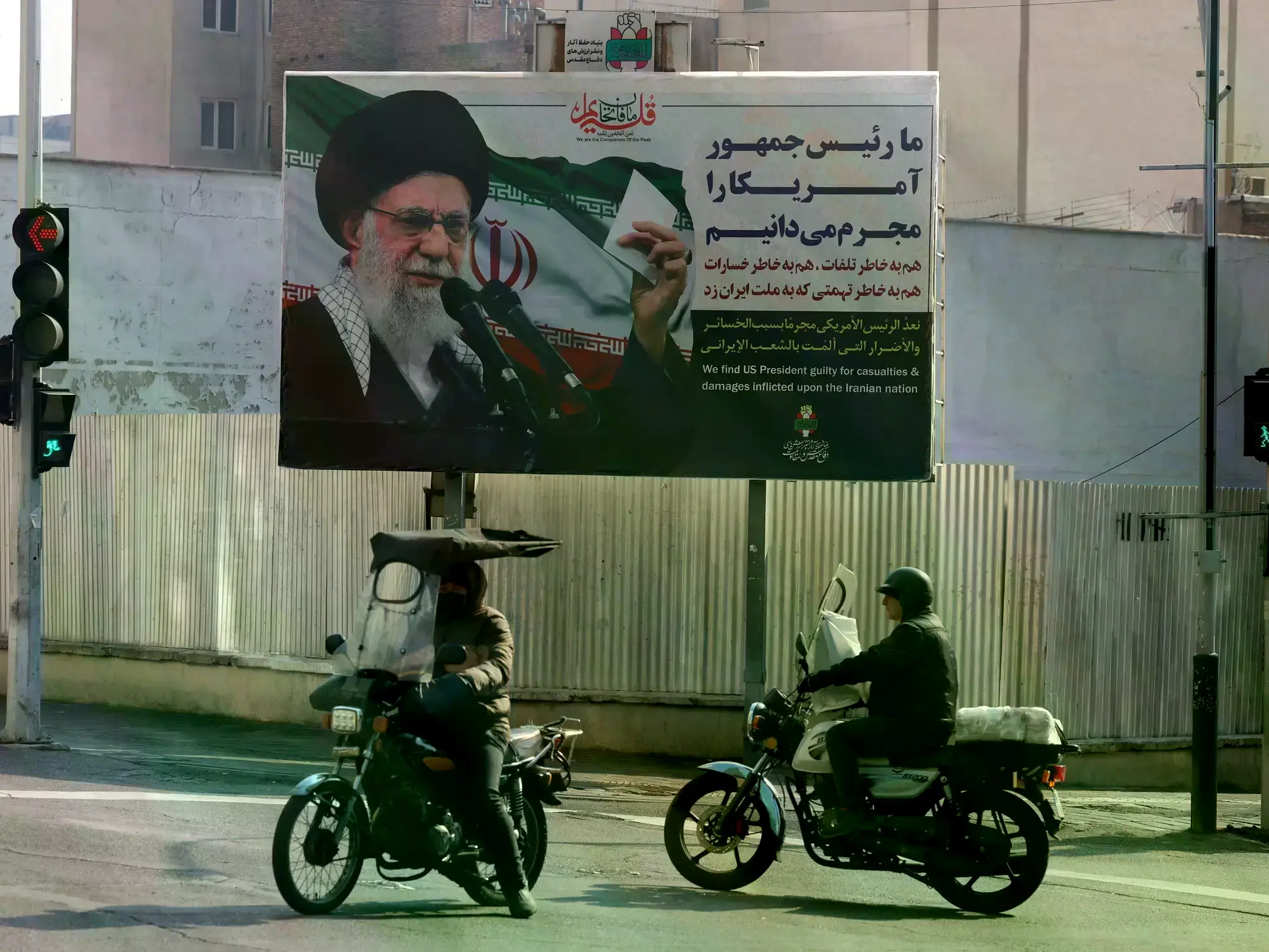 Un cartel en Teherán con la imagen del líder supremo de Irán, el ayatollah Alí Khamenei.