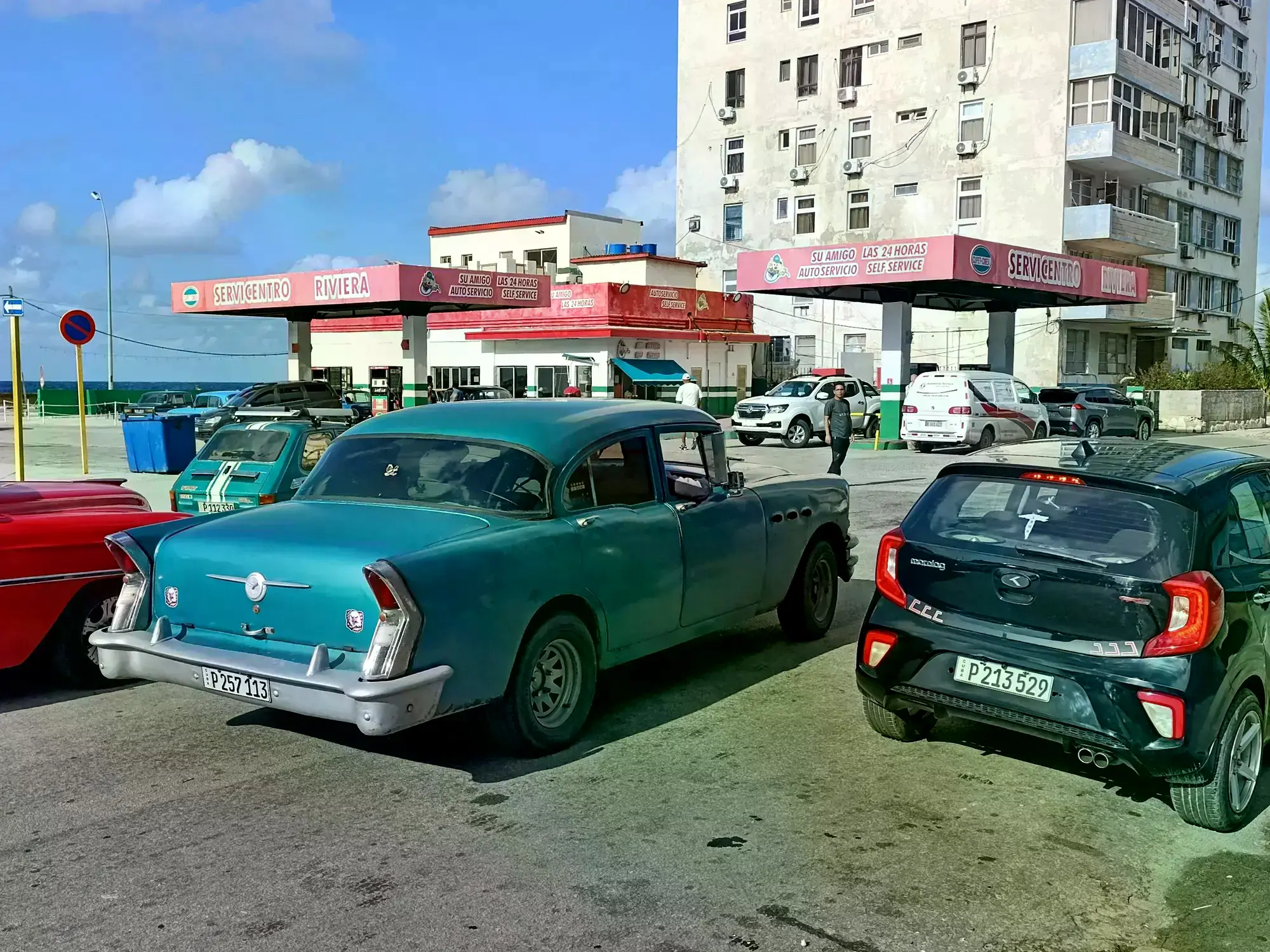 Una fila de autos para cargar combustible en La Habana, Cuba.