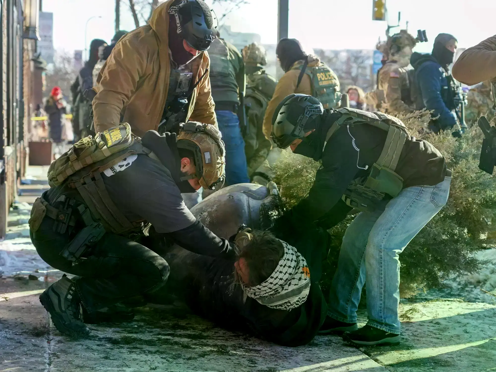 Fotograma del video que muestra el forcejeo entre agentes y el hombre.