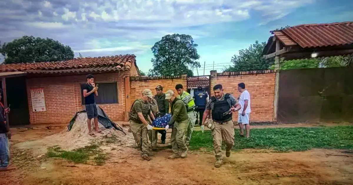 Agentes de la Policía retiran el cuerpo del hombre acribillado en San Ignacio.
