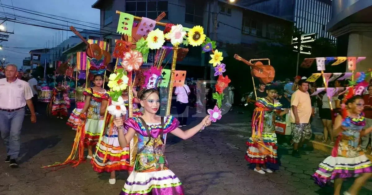 Santa Cruz inicia su tercera precarnavalera con un desfile de más de 80 comparsas