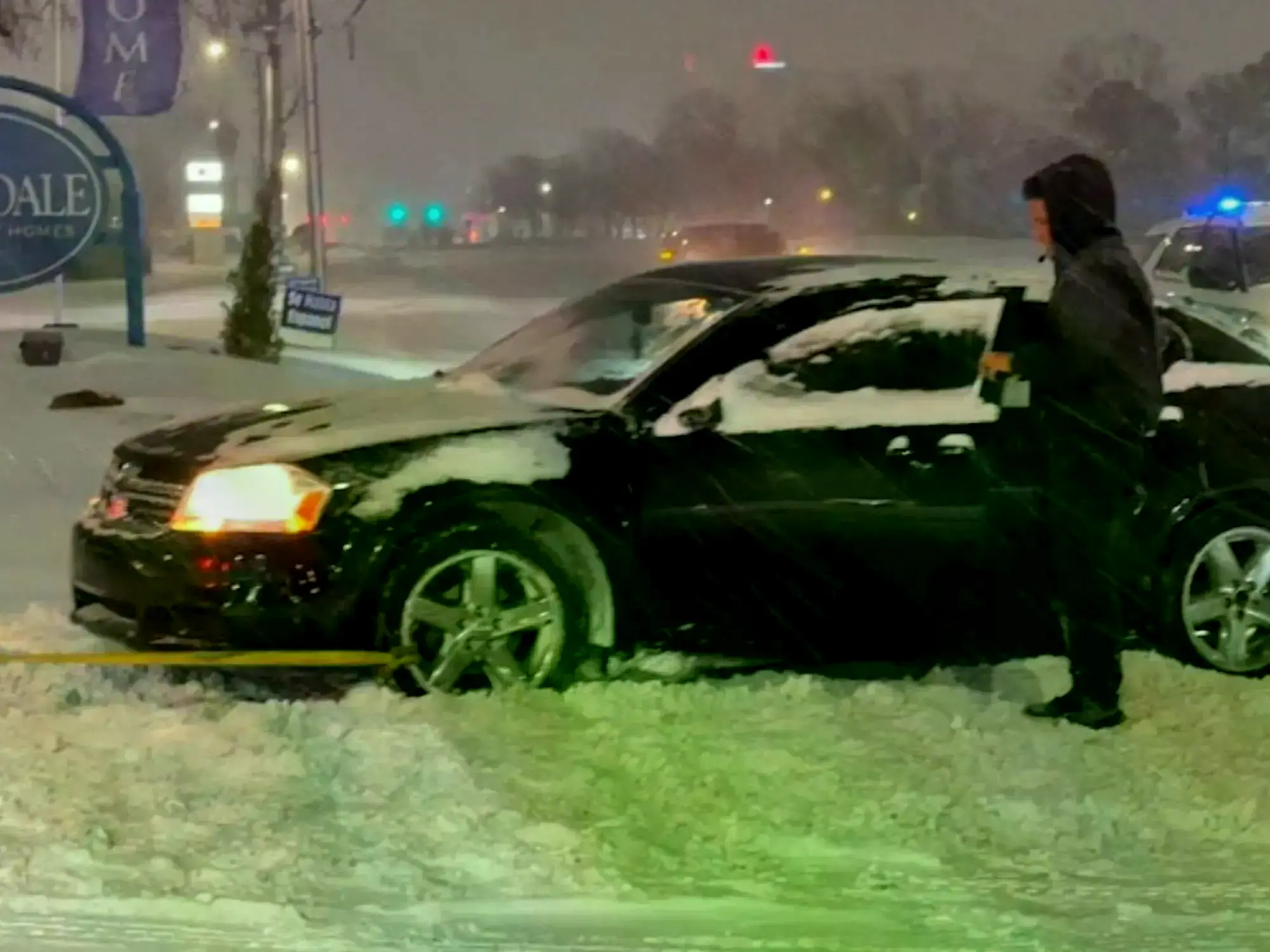 Un auto varado por la tormenta de nieve en Oklahoma.