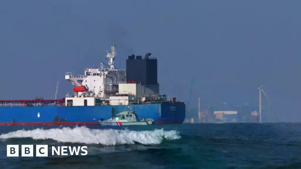 Soldados franceses registran el buque tras su incautación en el Mediterráneo.