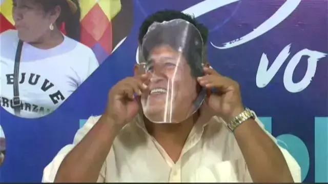 Un conductor de RKC con una máscara de Evo Morales.