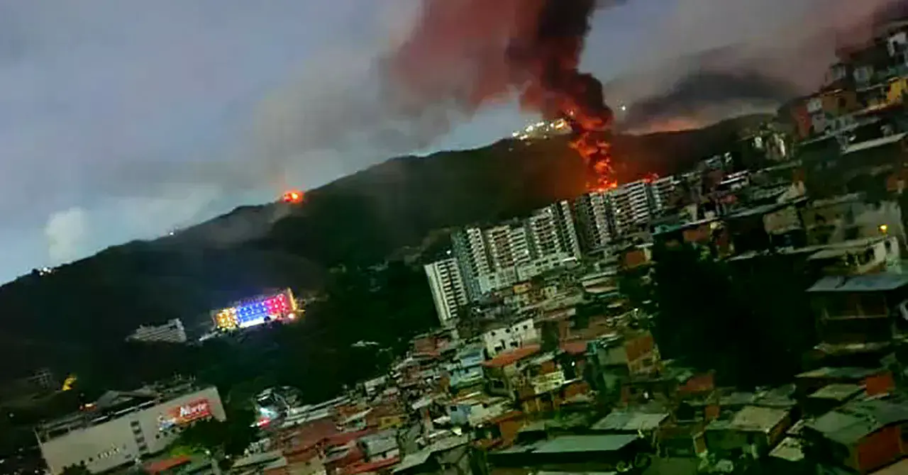 Un incendio se ve a lo lejos en Fort Tiuna, el mayor complejo militar de Venezuela, tras una serie de explosiones en Caracas