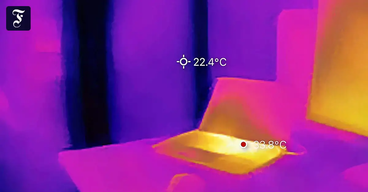 Un ordenador portátil sobre una mesa de trabajo, visto a través de una cámara termográfica.