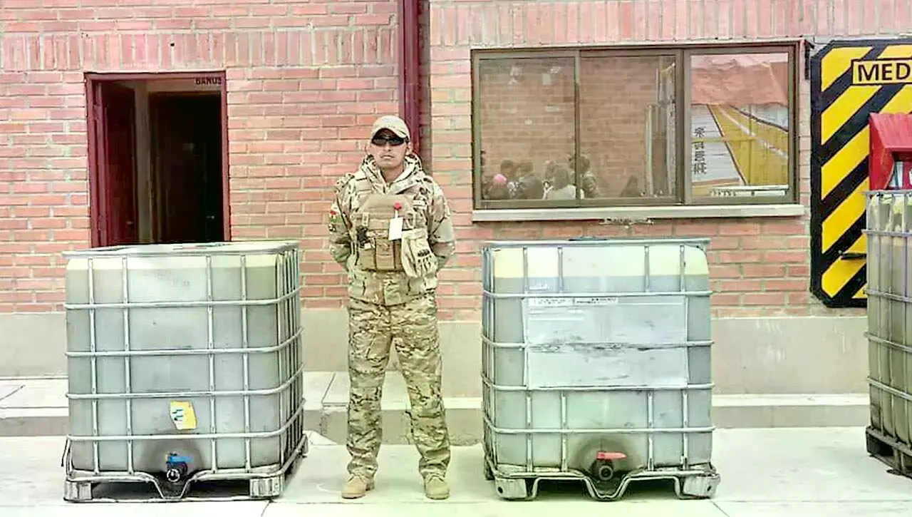 Un militar vigila recipientes con diésel que era sacado de contrabando.
