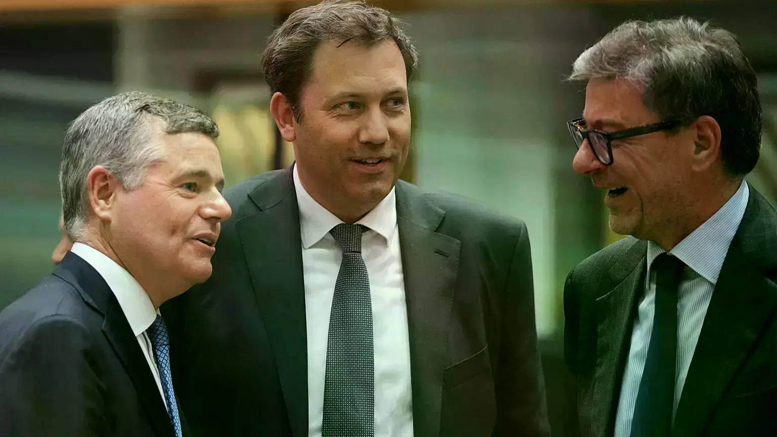 El ministro de Finanzas alemán habla con Paschal Donohoe y el ministro italiano en Bruselas, el 12 de mayo.
