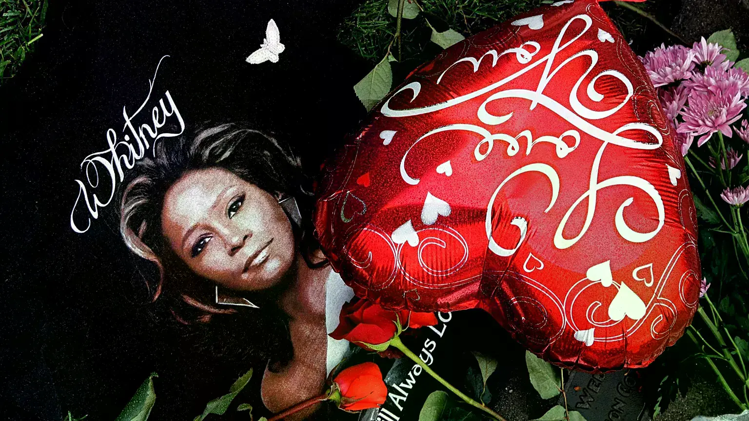 Objetos se exhiben junto a una imagen de Whitney Houston durante un acto en memoria de la estrella fallecida en California.