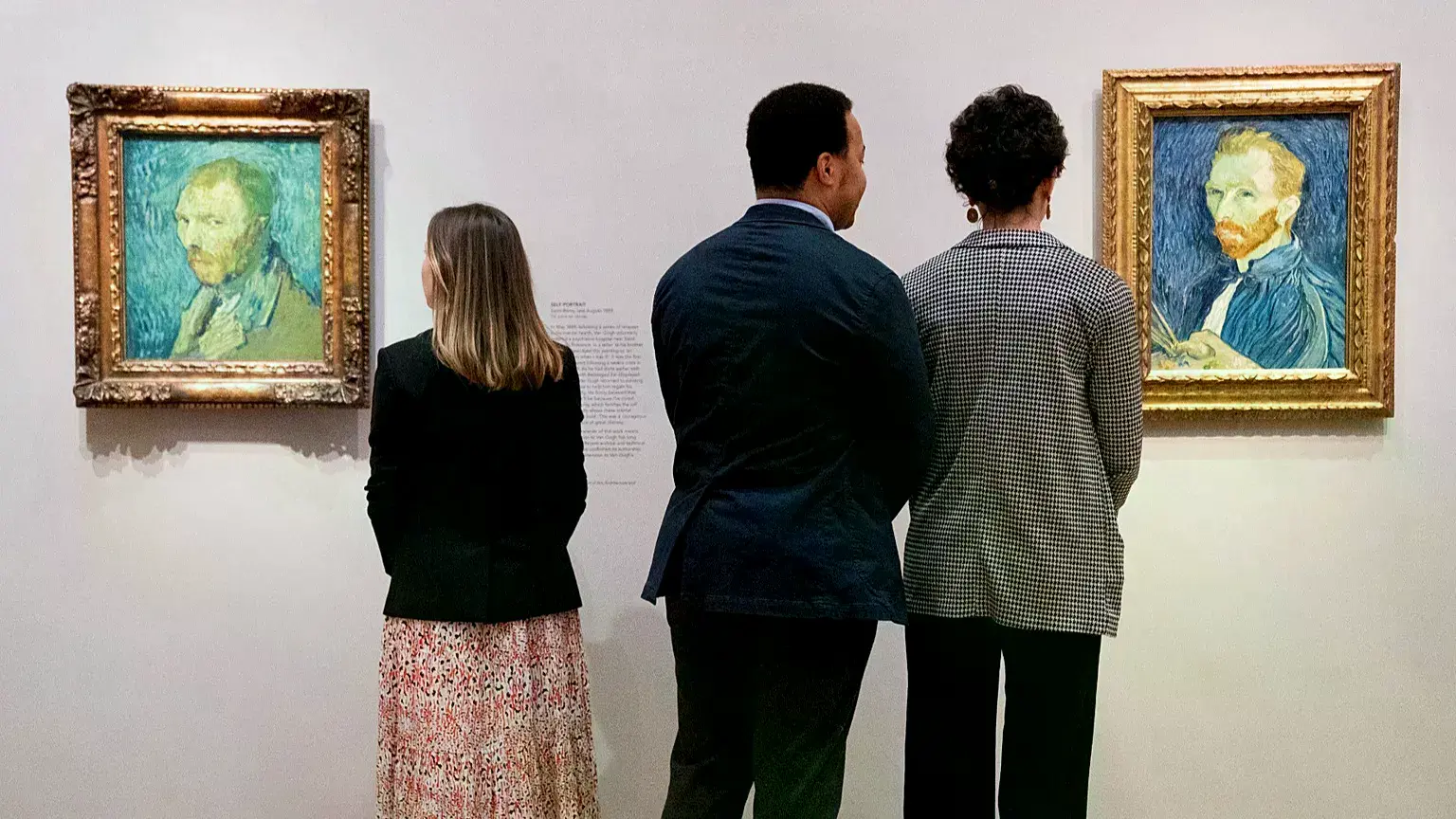 Visitantes observan obras de Vincent van Gogh en The Courtauld Gallery de Londres, el 1 de febrero de 2022.