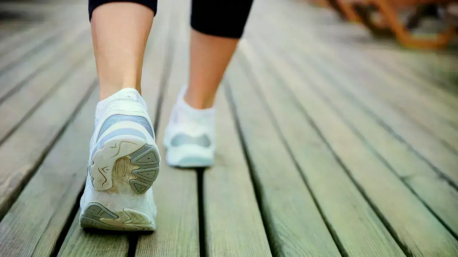 Caminar hacia atrás mejora el equilibrio y fortalece músculos, según expertos